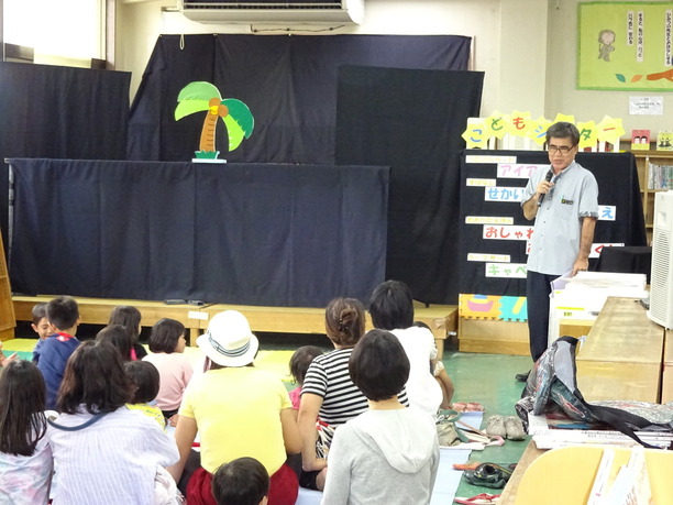 あいさつをする奉仕係補佐・砂川時男